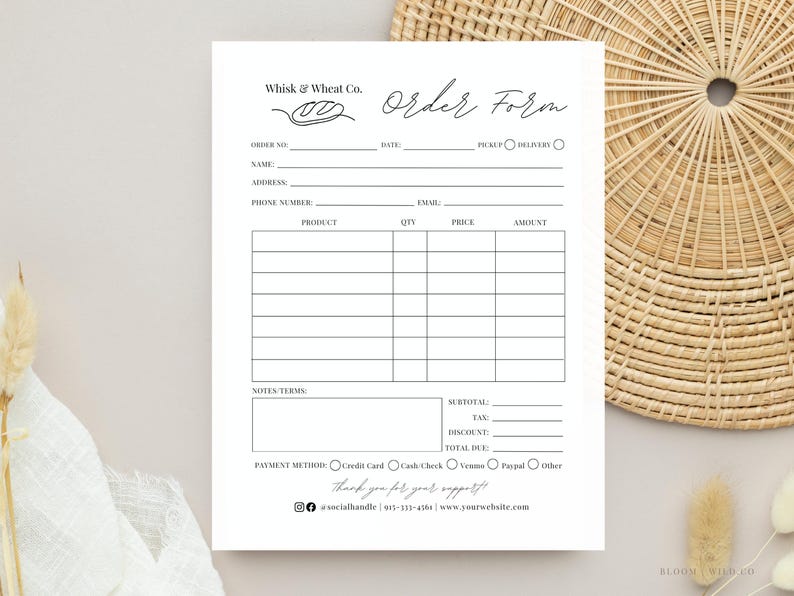 Pu&ograve; includere: Un modulo d'ordine in bianco e nero per una panetteria chiamata "Whisk & Wheat Co.". Il modulo include campi per le informazioni del cliente, i dettagli dell'ordine e il metodo di pagamento. Include anche un logo con un disegno stilizzato di una pagnotta di pane.