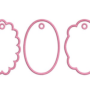 Pode incluir: Tr&ecirc;s contornos de etiquetas cor-de-rosa em diferentes formas: um oval ondulado, um oval simples e um ret&acirc;ngulo arredondado ondulado. Cada etiqueta tem um pequeno orif&iacute;cio na parte superior para pendurar. As etiquetas est&atilde;o sobre um fundo branco.