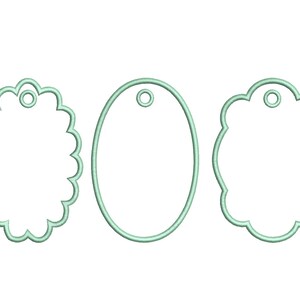 Pode incluir: Tr&ecirc;s etiquetas em branco, verde claro, em diferentes formatos: um oval com bordas, um oval liso e um ret&acirc;ngulo arredondado com bordas. Cada etiqueta tem um pequeno orif&iacute;cio na parte superior para pendurar. As etiquetas est&atilde;o em um fundo branco.