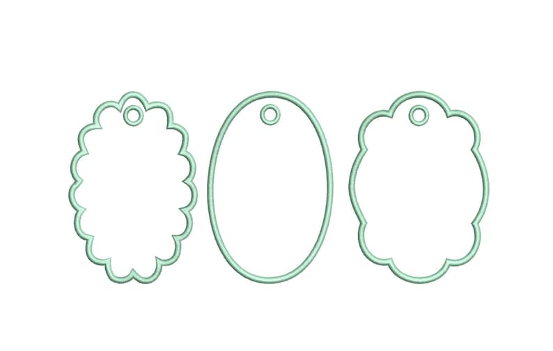 Pode incluir: Tr&ecirc;s etiquetas em branco, verde claro, em diferentes formatos: um oval com bordas, um oval liso e um ret&acirc;ngulo arredondado com bordas. Cada etiqueta tem um pequeno orif&iacute;cio na parte superior para pendurar. As etiquetas est&atilde;o em um fundo branco.