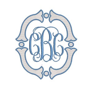 K&ouml;nnte beinhalten: Ein Stickmuster mit den Buchstaben CBC in einer blauen, kursiven Monogramm-Schriftart. Das Monogramm ist in einem dekorativen ovalen Rahmen zentriert, der aus hellbeigen Segmenten mit blauen Umrandungen und kleinen blauen Kreisen besteht.