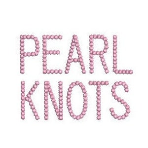Może przedstawiać: Słowo "PEARL KNOTS" napisane za pomocą różowych pereł.