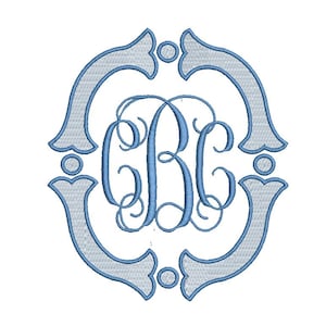 Può includere: Un disegno per ricamo che presenta le lettere CBC in un carattere corsivo decorativo, centrate all'interno di una cornice circolare composta da quattro segmenti curvi e quattro piccoli cerchi, il tutto delineato con filo azzurro su sfondo bianco.