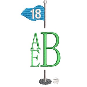 Puede incluir: Diseño bordado con temática de golf. Una bandera azul muestra el número 18. Debajo de la bandera están las letras A, E y B en verde. Una pelota de golf y un asta de bandera también están incluidas en el diseño.