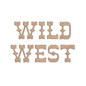 Può includere: Il testo WILD WEST è visualizzato in un carattere color marrone chiaro, testurizzato e in stile ricamato. Le lettere presentano un distinto design serif ispirato al western con un visibile motivo a punti orizzontali su ogni carattere, su sfondo bianco.