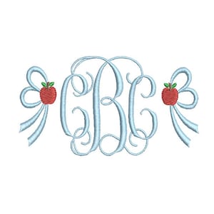 Peut inclure: Un motif de broderie présentant les lettres CBC dans une police cursive bleu clair avec des volutes. Le monogramme est flanqué de chaque côté d'un nœud en ruban bleu clair et d'une petite pomme rouge à tige verte, créant une composition symétrique.