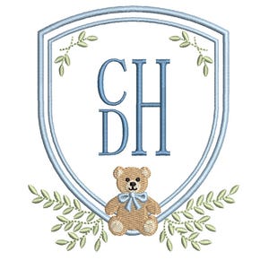 Peut inclure: Motif brodé bleu en forme de bouclier avec les initiales "CH DH" en bleu. Un ours en peluche avec un nœud bleu est en bas, et des feuilles vertes en haut et en bas. Le motif est sur fond blanc.