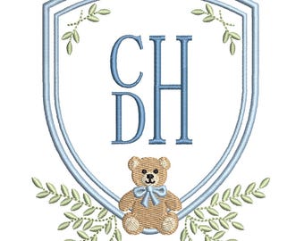 Könnte beinhalten: Gesticktes blaues Schilddesign mit den Initialen "CH DH" in Blau. Ein Teddybär mit blauer Schleife befindet sich unten, und grüne Blätter befinden sich oben und unten. Das Design befindet sich auf weißem Hintergrund.