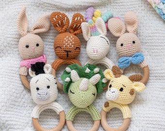 Hochets pour bébés animaux au crochet personnalisés | Le cadeau clé en main comprend un sac-cadeau | Fils de coton et bois de hêtre | Cadeau baby shower, nouveau-né, nouveau-né