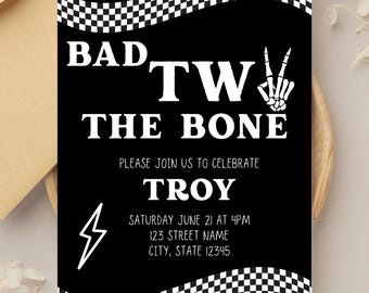 Puede incluir: Invitación en blanco y negro con el texto "BAD TW THE BONE" y "PLEASE JOIN US TO CELEBRATE TROY". La invitación incluye un rayo y una mano de esqueleto haciendo el signo de la paz.