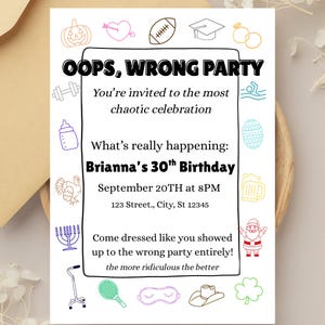 Könnte beinhalten: Eine weiße Einladungskarte mit dem Text "OOPS, WRONG PARTY" und bunten Illustrationen. Die Karte kündigt Briannas 30. Geburtstag am 20. September um 20 Uhr an. Die Einladung ermutigt die Gäste, sich lächerlich zu verkleiden.