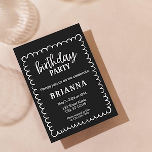 Op de afbeelding: Een zwarte verjaardagsuitnodiging met witte tekst en een decoratieve rand. De uitnodiging bevat de naam "Brianna", datum, tijd en locatie. De uitnodiging staat op een bruine envelop.