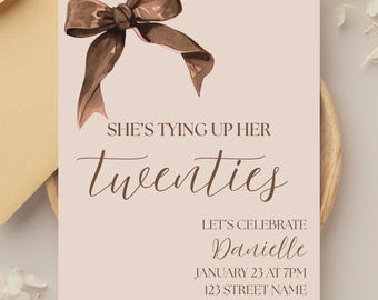 Puede incluir: Una tarjeta de invitación color melocotón con un lazo marrón en la parte superior. El texto dice "SHE'S TYING UP HER twenties" y "LET'S CELEBRATE Danielle" con detalles del evento. Un diseño elegante para una fiesta de cumpleaños.