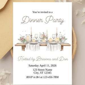 Puede incluir: Una tarjeta de invitación blanca con el texto "You're invited to a Dinner Party". La tarjeta presenta una ilustración de acuarela de una mesa de comedor con velas, flores y cristalería. La invitación está organizada por Brianna y Dan.