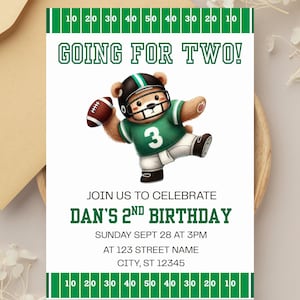 Puede incluir: Una invitación de cumpleaños con temática de fútbol. La invitación presenta un oso de dibujos animados con casco y camiseta de fútbol, sosteniendo un balón. El texto incluye "GOING FOR TWO!" y detalles del 2º cumpleaños de Dan.