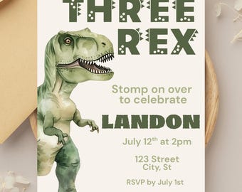 Puede incluir: Una tarjeta de invitación beige claro con una ilustración de un Tyrannosaurus Rex verde. El texto dice "THREE REX" y "LANDON" con detalles del evento. RSVP antes del 1 de julio.