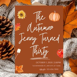 Puede incluir: Una tarjeta de invitación marrón con ilustraciones otoñales y el texto "The Autumn Jenny Turned Thirty". La tarjeta incluye la fecha, hora y detalles de RSVP. El diseño se complementa con hojas de otoño y piñas.