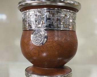 Tasse fabriquée à la main en bois de caroubier - Armoiries nationales, détails en acier inoxydable
