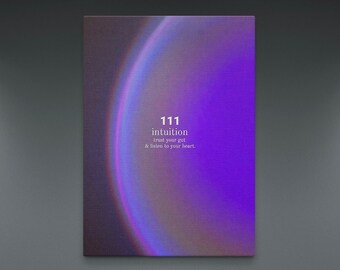 Könnte beinhalten: Ein abstrakter Hintergrund in Lila und Blau mit einem weißen Textüberlagerung, der "111 Intuition vertraue deinem Bauchgefühl & höre auf dein Herz." lautet.