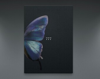 Könnte beinhalten: Ein schwarzer Leinwanddruck mit einem blauen Schmetterlingsflügel auf der linken Seite und dem Text "777" in Weiß auf der rechten Seite.