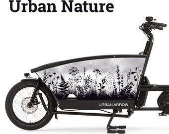 Pode incluir: Bicicleta de carga preta com um design floral no painel lateral. A bicicleta tem uma estrutura, rodas e assento pretos. O texto "Urban Nature" está no topo e "Urban Arrow" na lateral. A bicicleta tem uma área de carga frontal.