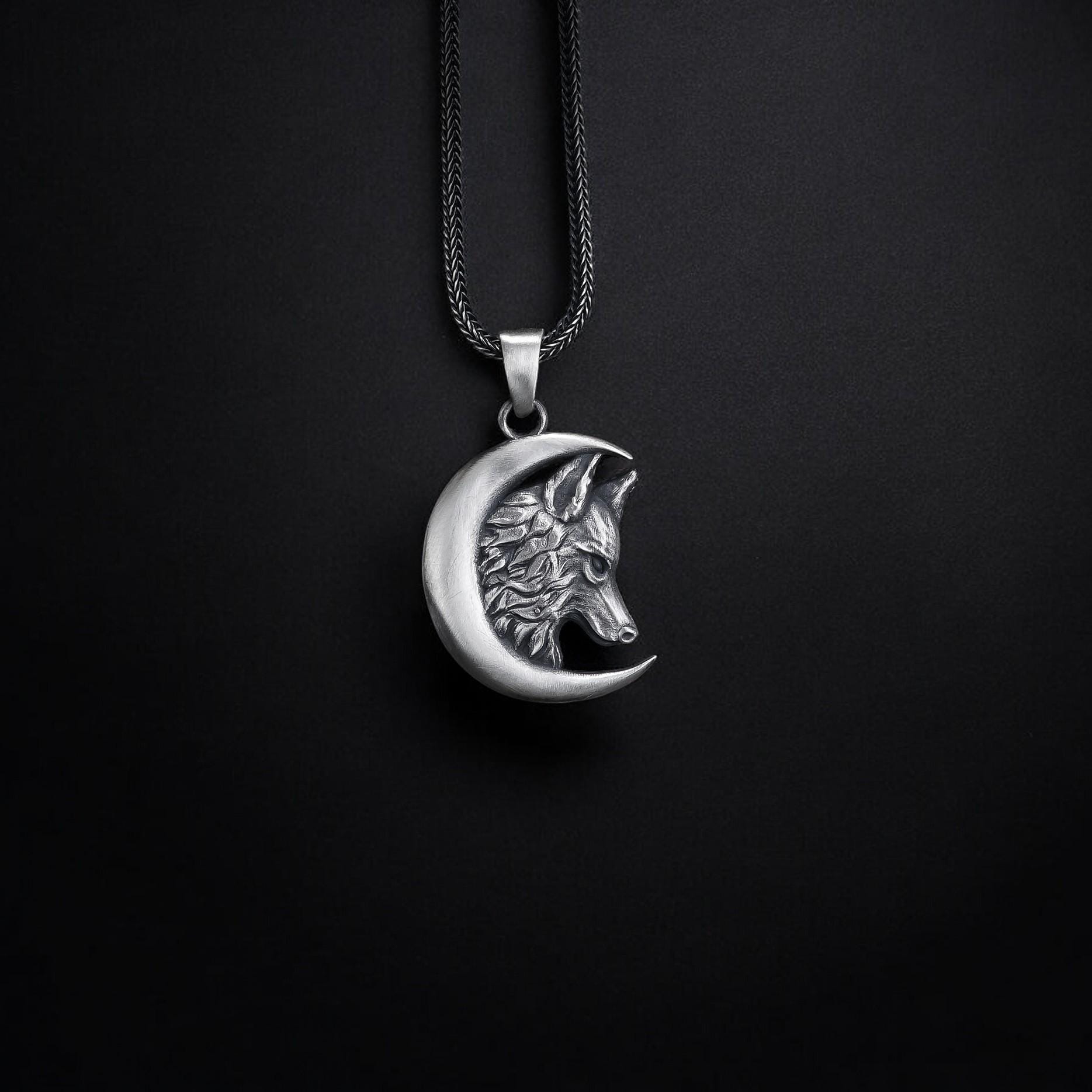 Collana con ciondolo a forma di mezzaluna e luna di lupo in