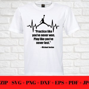Peut inclure: T-shirt blanc avec une silhouette noire d'un joueur de basket-ball en train de dunker, un graphique de battement de c&oelig;ur et la citation "Pratiquez comme si vous n'aviez jamais gagn&eacute;. Jouez comme si vous n'aviez jamais perdu." attribu&eacute;e &agrave; Michael Jordan.