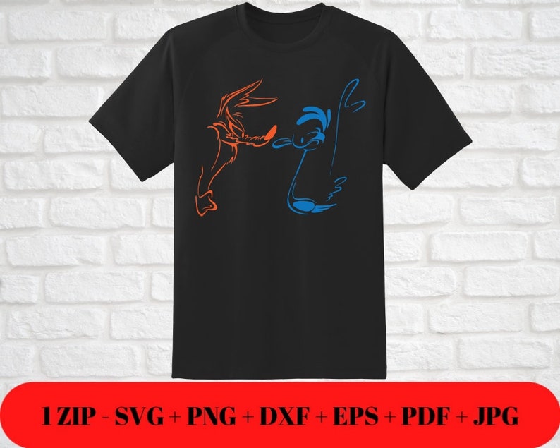 Puede incluir: Una camiseta negra con un dise&ntilde;o gr&aacute;fico del Correcaminos y el Coyote Wile E. en un estilo de silueta. El Correcaminos es naranja y el Coyote es azul.