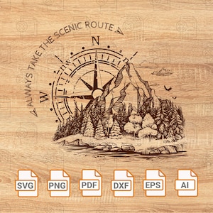 Könnte beinhalten: Braune Illustration mit Kompass, Bergen und Bäumen, mit dem Text „ALWAYS TAKE THE SCENIC ROUTE“. Darunter Dateityp-Symbole: SVG, PNG, PDF, DXF, EPS und AI. Das Design befindet sich auf einem Holzmaserungshintergrund.