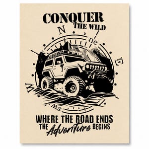 Pu&ograve; includere: Un poster beige con una grafica nera di un veicolo fuoristrada centrato su un design a bussola. Il testo recita CONQUER THE WILD in alto e WHERE THE ROAD ENDS THE ADVENTURE BEGINS in basso con caratteri in grassetto e stilizzati.