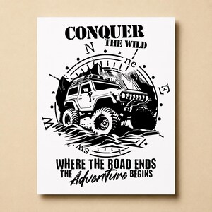 Pu&ograve; includere: Una stampa grafica in bianco e nero raffigurante un veicolo fuoristrada centrato all'interno di un design a bussola. Il testo recita CONQUER THE WILD in alto e WHERE THE ROAD ENDS THE Adventure BEGINS in basso, su sfondo bianco.