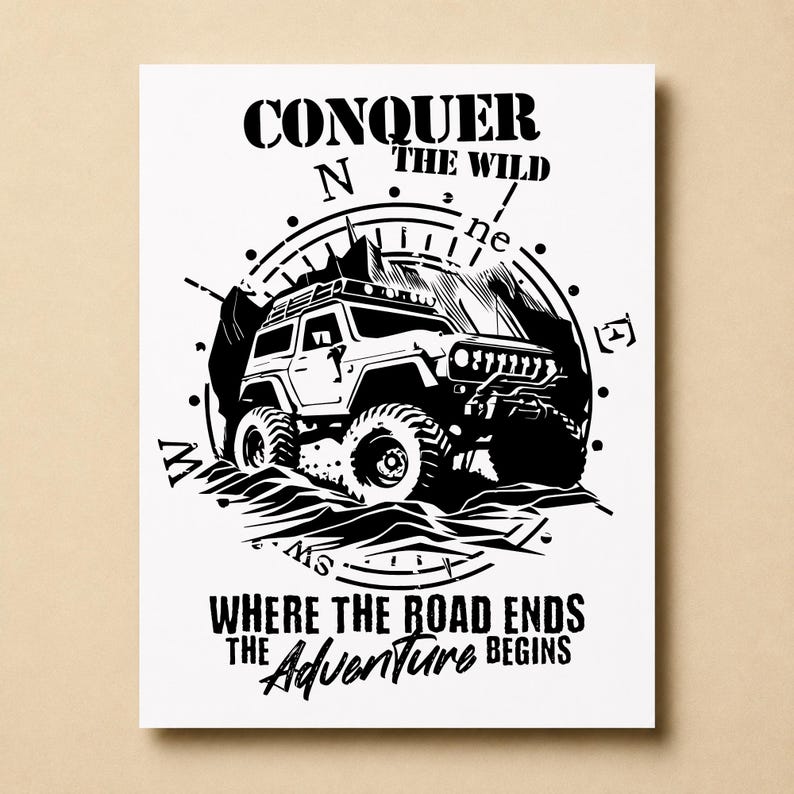 Pu&ograve; includere: Una stampa grafica in bianco e nero raffigurante un veicolo fuoristrada centrato all'interno di un design a bussola. Il testo recita CONQUER THE WILD in alto e WHERE THE ROAD ENDS THE Adventure BEGINS in basso, su sfondo bianco.