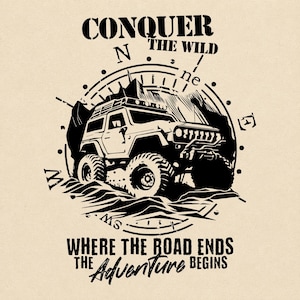 Pu&ograve; includere: Una stampa grafica in bianco e nero raffigurante un veicolo fuoristrada su terreno accidentato, centrato all'interno di un design a bussola. Il testo recita CONQUER THE WILD in alto e WHERE THE ROAD ENDS THE ADVENTURE BEGINS in basso su sfondo chiaro.