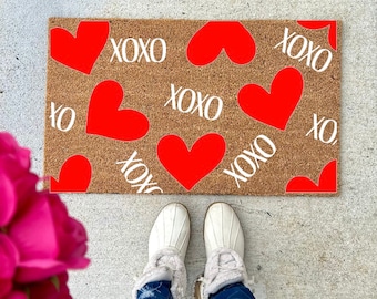 XOXO Hearts Valentine’s Doormat, Front Door Welcome Mat, Cute Porch Decor, Couple Gift Idea