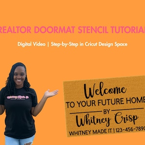 以下が含まれることがあります： 「REALTOR DOORMAT STENCIL TUTORIAL」のテキストが入ったオレンジ色の背景。女性が「Welcome to your future home by Whitney Crisp」と書かれた玄関マットの隣に立っています。