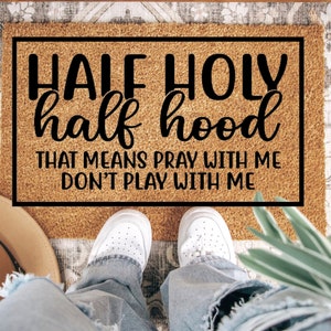 Metà Santo Metà Cappuccio / Prega con me, non giocare con me / Zerbino personalizzato / Zerbino per porta d'ingresso / Divertente benvenuto cristiano