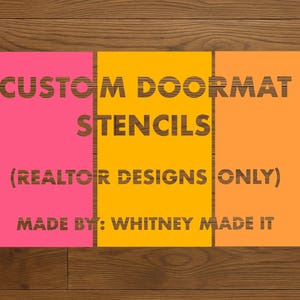 Puede incluir: Plantillas de felpudo personalizadas en rosa, amarillo y naranja. El texto incluye "CUSTOM DOORMAT STENCILS (REALTOR DESIGNS ONLY)" y "MADE BY: WHITNEY MADE IT" sobre un fondo de vetas de madera.
