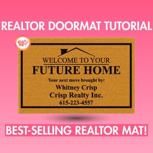 以下が含まれることがあります： 黒い縁取りのある長方形のタン色のドアマット。テキスト「WELCOME TO YOUR FUTURE HOME」。不動産業者の情報が含まれています。ピンク色の背景に「REALTOR DOORMAT TUTORIAL」と「BEST-SELLING REALTOR MAT！」の文字。