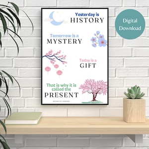 Könnte beinhalten: Ein druckbarer Wandkunst-Spruch mit weißem Hintergrund und rosa und blauen Blumen. Der Spruch lautet: "Gestern ist Geschichte, morgen ist ein Geheimnis, heute ist ein Geschenk. Deshalb nennt man es die Gegenwart -Kung Fu Panda-."