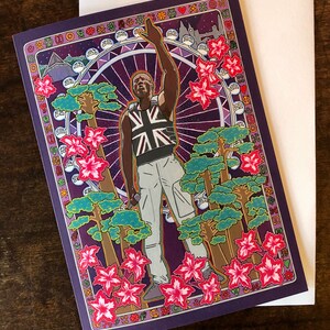 Può includere: Una carta viola con un'illustrazione colorata di una persona in piedi di fronte a una ruota panoramica. La persona indossa una camicia bianca con un disegno Union Jack. Lo sfondo è un cielo viola con fiori rosa e alberi verdi.