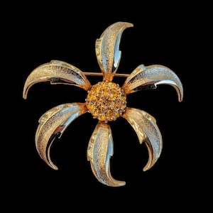 Elegant Boucher flower brooch