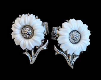 Boucles d'oreilles clip fleur en émail Trifari Crown