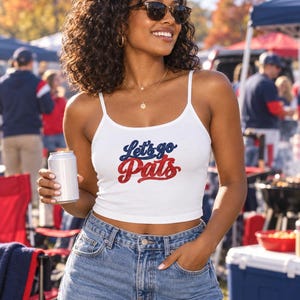 Let's Go Pats tanktop | Sport slogan in sierletters, rode en donkerblauwe letters