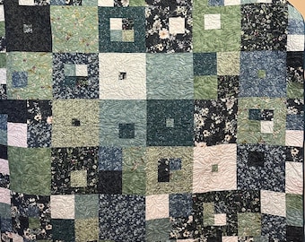 Edredón floral de jardín ~ Azul y verde ~ Tamaño de manta/regazo 68”x78” (casi doble)