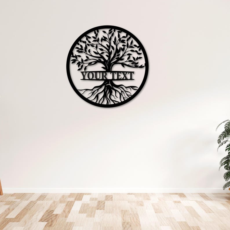 K&ouml;nnte beinhalten: Schwarze Metall-Wandkunst mit einem Lebensbaum. Das Design zeigt einen Baum mit Wurzeln und &Auml;sten in einem kreisf&ouml;rmigen Rahmen. Der Text "YOUR TEXT" wird &uuml;ber dem Stamm des Baumes angezeigt.