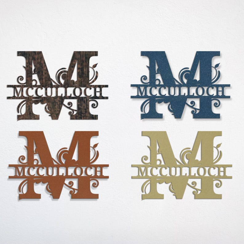 Peut inclure: Quatre enseignes de nom de famille en bois de diff&eacute;rentes couleurs : marron fonc&eacute;, bleu marine, cuivre et or. Chaque enseigne pr&eacute;sente la lettre "M" avec le nom "McCulloch" et des ornements d&eacute;coratifs.