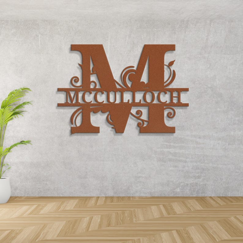 Peut inclure: Une enseigne murale en m&eacute;tal de couleur rouille avec la lettre "M" et le nom "MCCULLOCH" en dessous. Le design comprend des ornements d&eacute;coratifs. L'enseigne est fix&eacute;e sur un mur gris au-dessus d'un sol en bois.