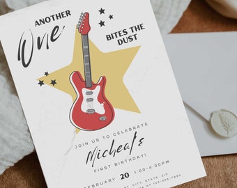 Può includere: Una chitarra elettrica rossa con una stella gialla dietro. Il testo "Another One Bites The Dust" è in cima all'invito. Il testo "Join us to celebrate Micheal's First Birthday!" è sotto la chitarra. La data e l'ora della festa sono elencate sotto il testo.