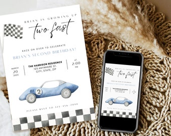Op de afbeelding: Een blauwe en witte verjaardagsuitnodiging met een geblokte vlag en een blauwe raceauto. De uitnodiging zegt "Brian is growing up two fast" en "Brian's Second Birthday!" De uitnodiging is voor 20 maart 2025 om 14:00 uur in The Harrison Residence.