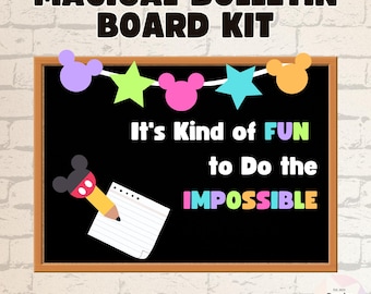 Puede incluir: Un tablero de anuncios negro con un marco de madera. El tablero está decorado con una cadena de estrellas de colores y cabezas de Mickey Mouse. El texto "It's Kind of FUN to Do the IMPOSSIBLE" está escrito en el tablero con letras de colores. Un lápiz con una cabeza de Mickey Mouse está unido a una hoja de papel rayado.